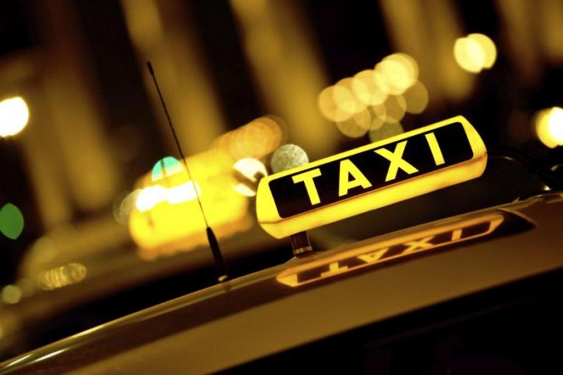 Új taxiszolgáltató jelenik meg Pécsen: piacra lép az Uber
