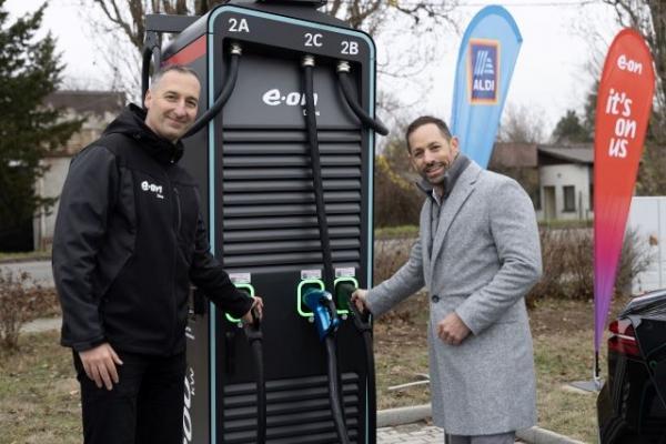 Bővíti közös elektromosautó-töltőhálózatát az ALDI és az E.ON